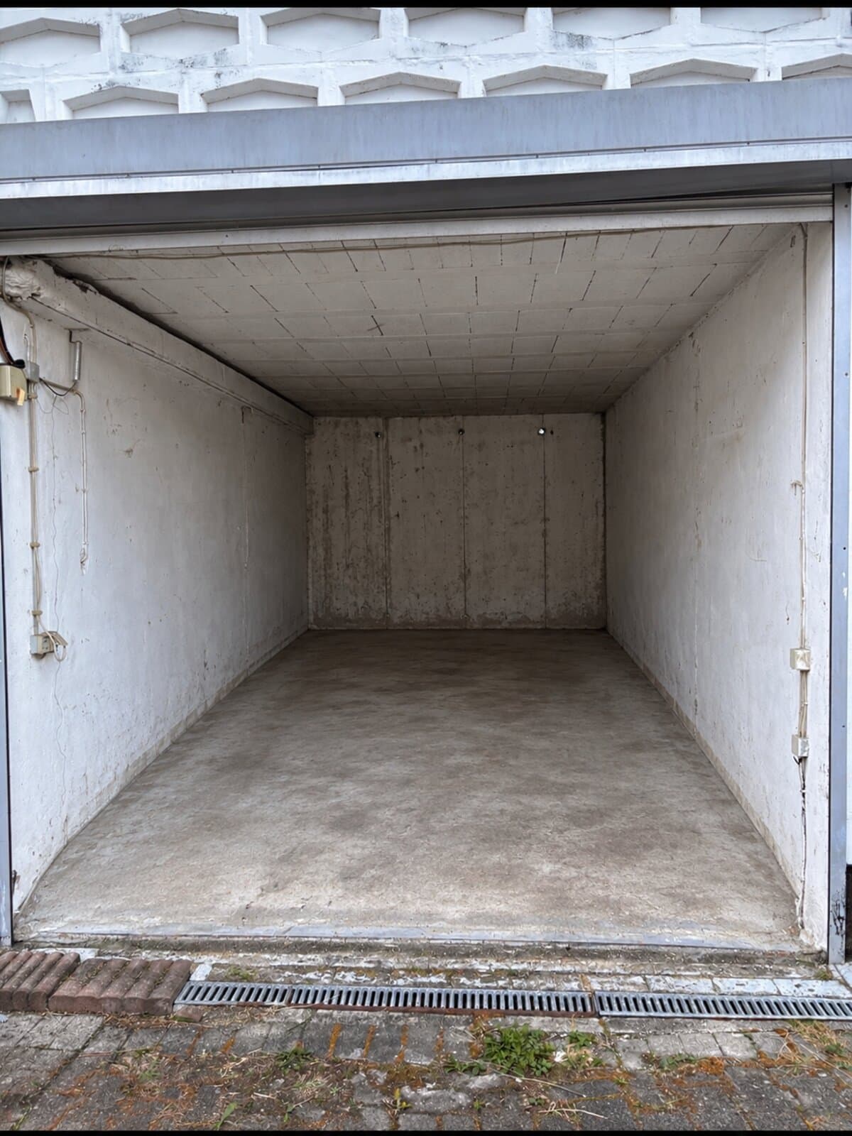 Dieselbe Garage nach der Entrümpelung — leer und besenrein