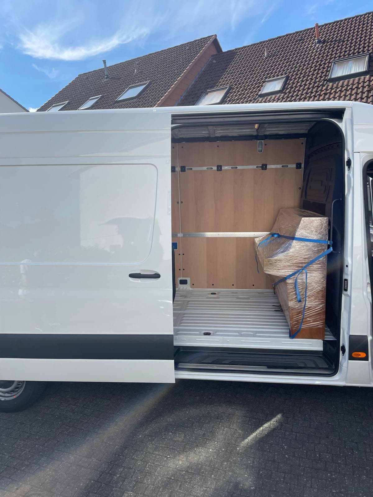 Sorgfältig verpacktes Klavier im Transporter der Umzugshelden Hessen