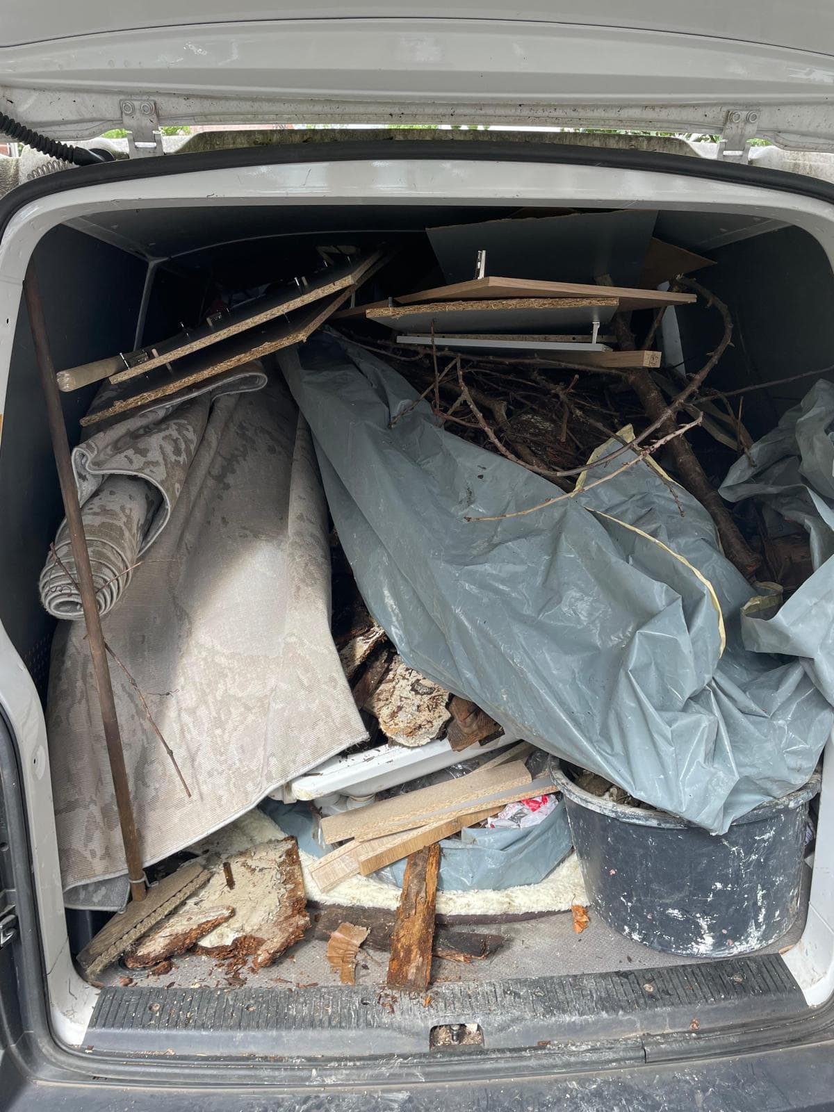 Beladener Transporter mit entrümpeltem Sperrmüll aus einem Einsatz in Hessen